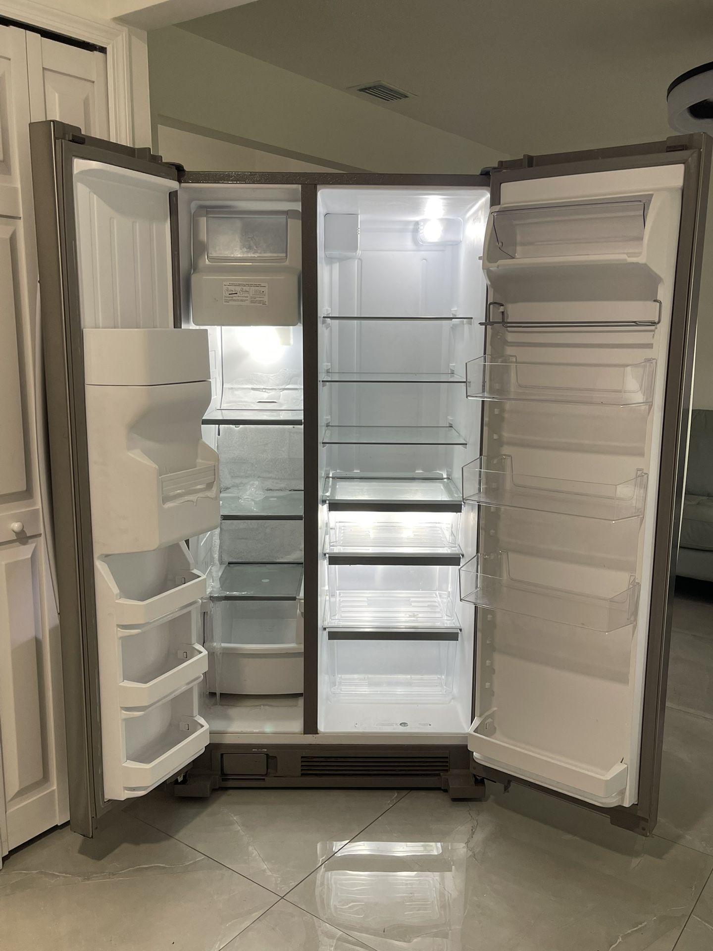 FREE REFRIGERATOR WHIRLPOOL 🧊