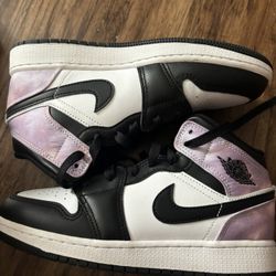 Nike Air Jordan 1 Mid Bleached Coral White Black size 4Y