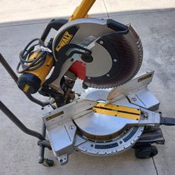Sierra Sircular Dewalt De Luz 12 Pulgadas No Tiene La Bosita