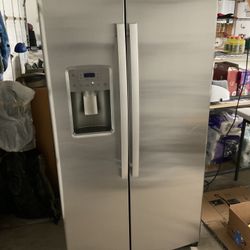 GE Side By Side Refrigerator with working ice maker