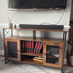 Wooden TV Stans