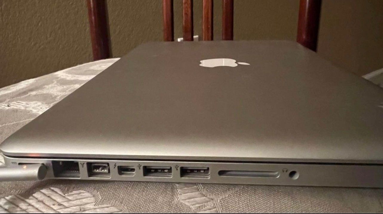 Apple Laptop 