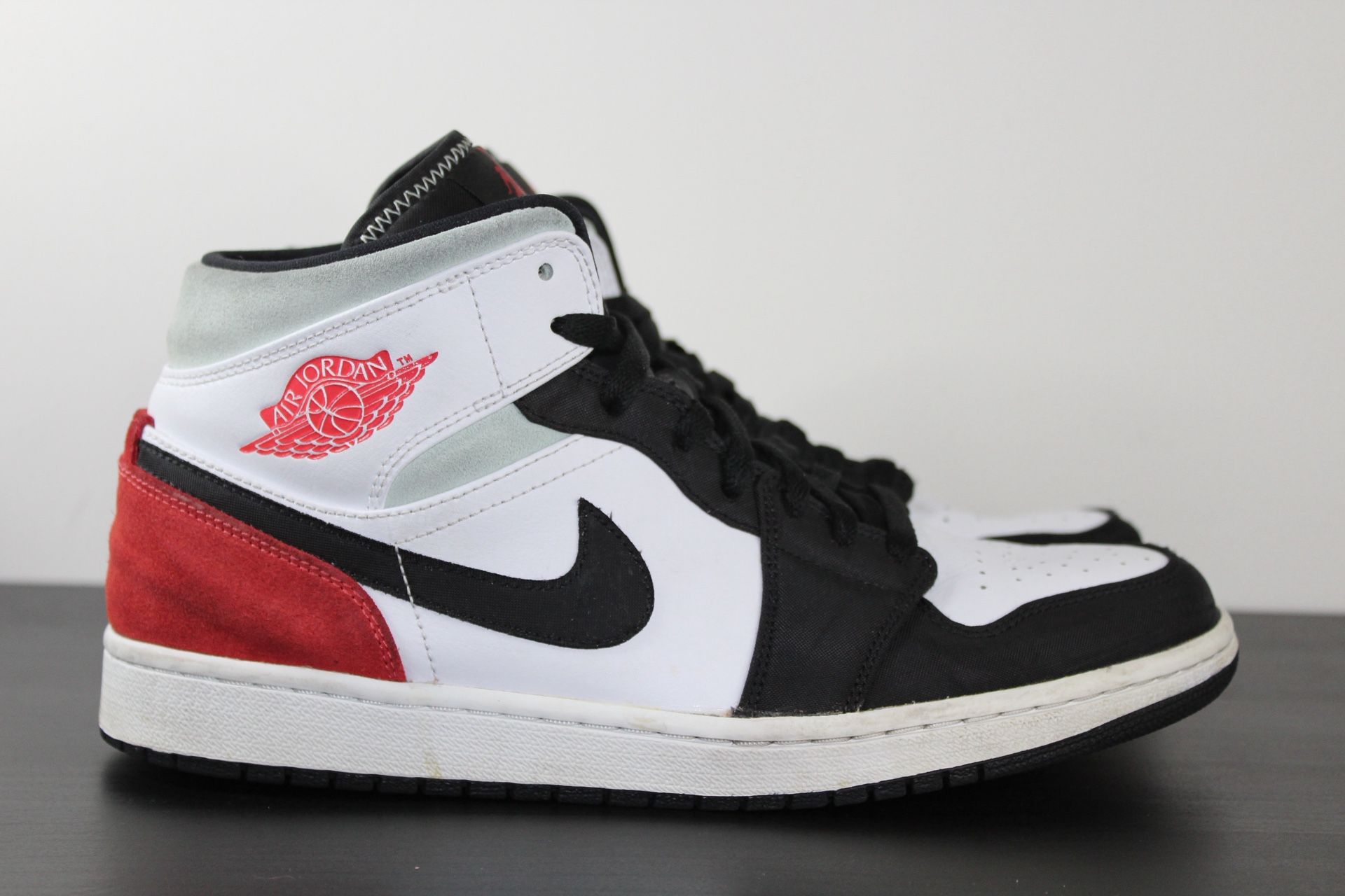 Nike Air Jordan 1 Mid SE 'Red Black Toe' 852542-100 Men's Size 10.5