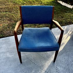 VINTAGE MID CENTURY LARGE CAPACITY BLUE CHAIR WOODEN FRAME