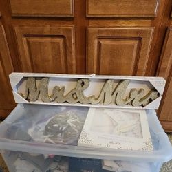 NIB Mr & Mrs Wooden Wedding Sign Set Table Decor Gold Glitter- 5"x26"