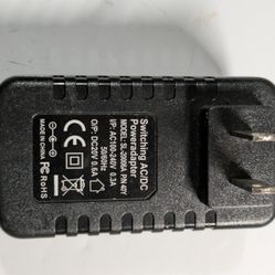 Switching AC/DC Poweradapter
MODEL: SL-20006A P/N 40Y
I/P: AC100-240V 0.3A
50/60Hz, Like New