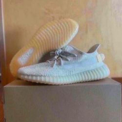 Adidas Yeezy Boost 350 V2 Light Size 10 Brand New