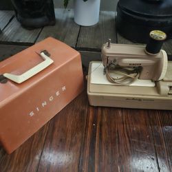 Singer Sewing Machine 