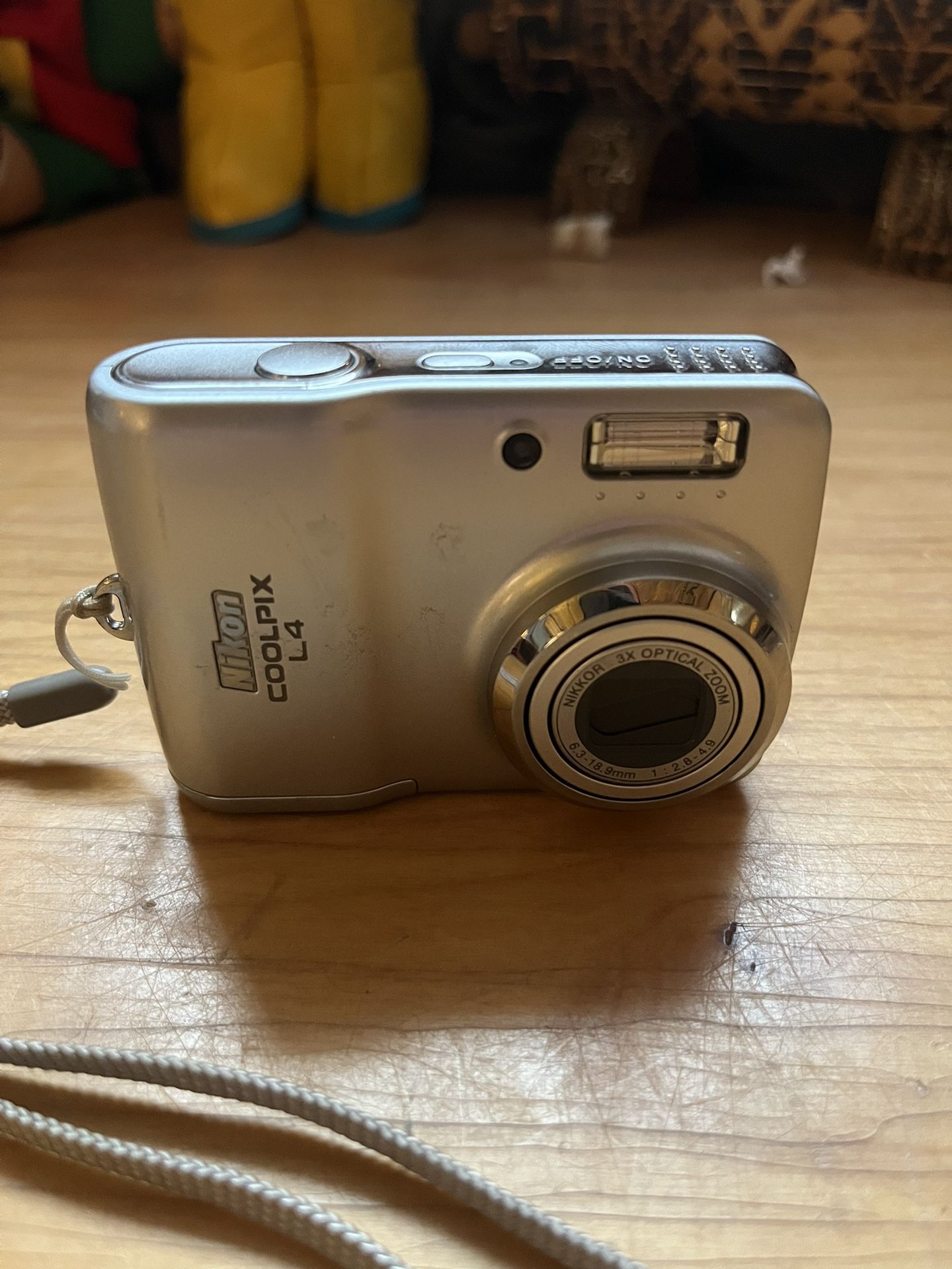 Nikon COOLPIX L4 4.0MP Digital Camera Silver 3X Optical Zoom Compact
