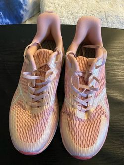 Women’s sneakers size 7 1/2