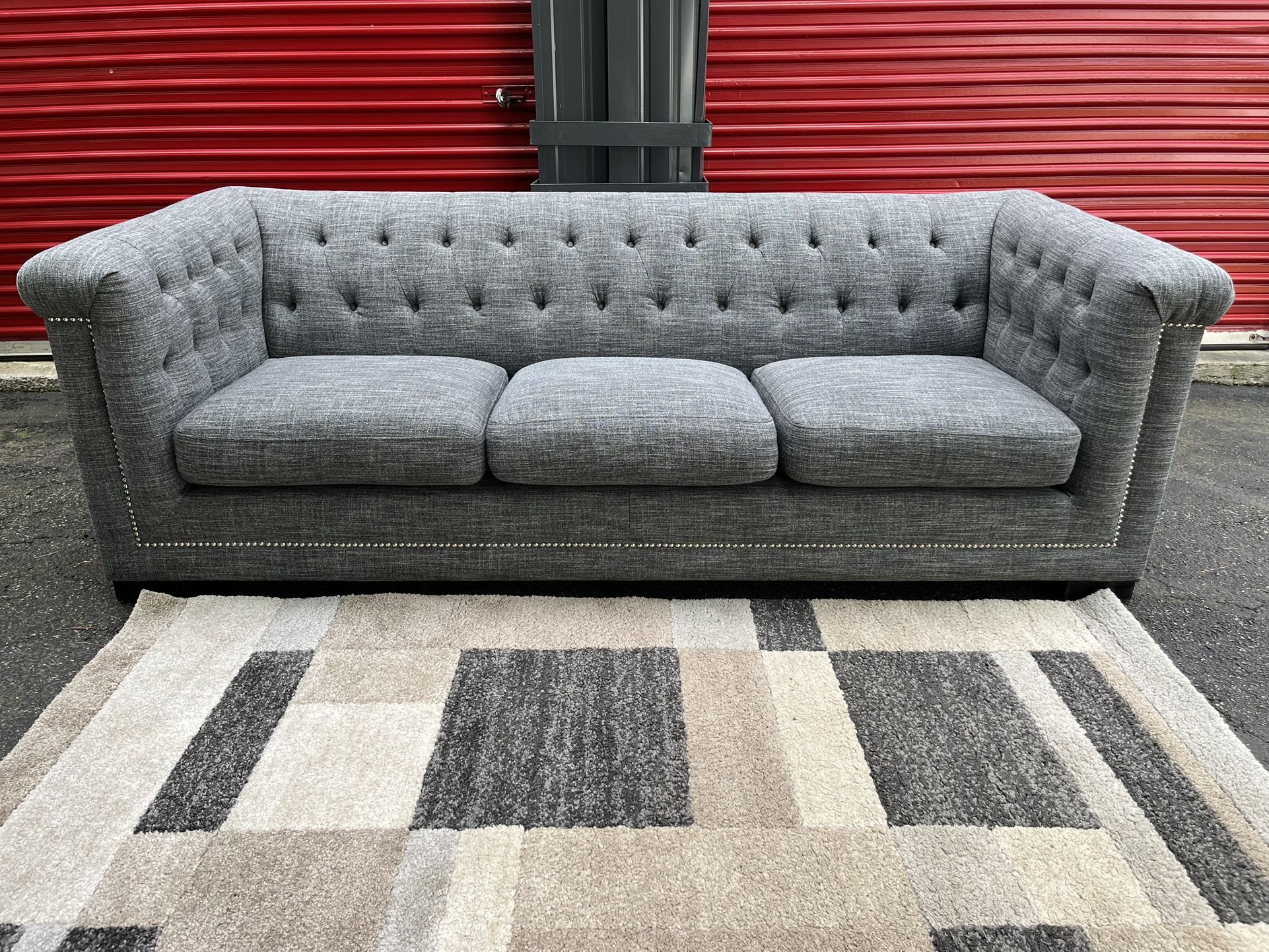 Sofa!! Delivery Available 🚚!! Chesterfield Sofa! Dimensions: 93” Length x 31” Height x 38” Depth