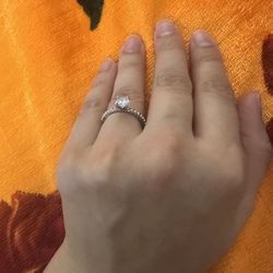 cubic zircon stoned non tanished sterling silver ring brand new size 6 Very pretty 