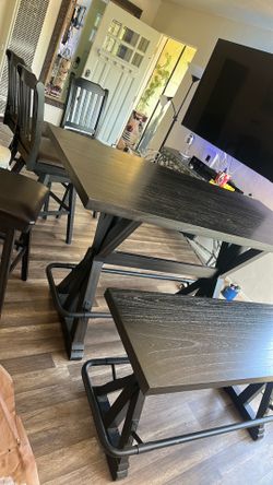 Dining room with 4 chairs and a large bench in excellent condition