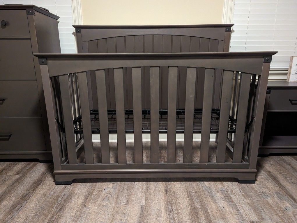 Nursery room crib set- 7 Piece