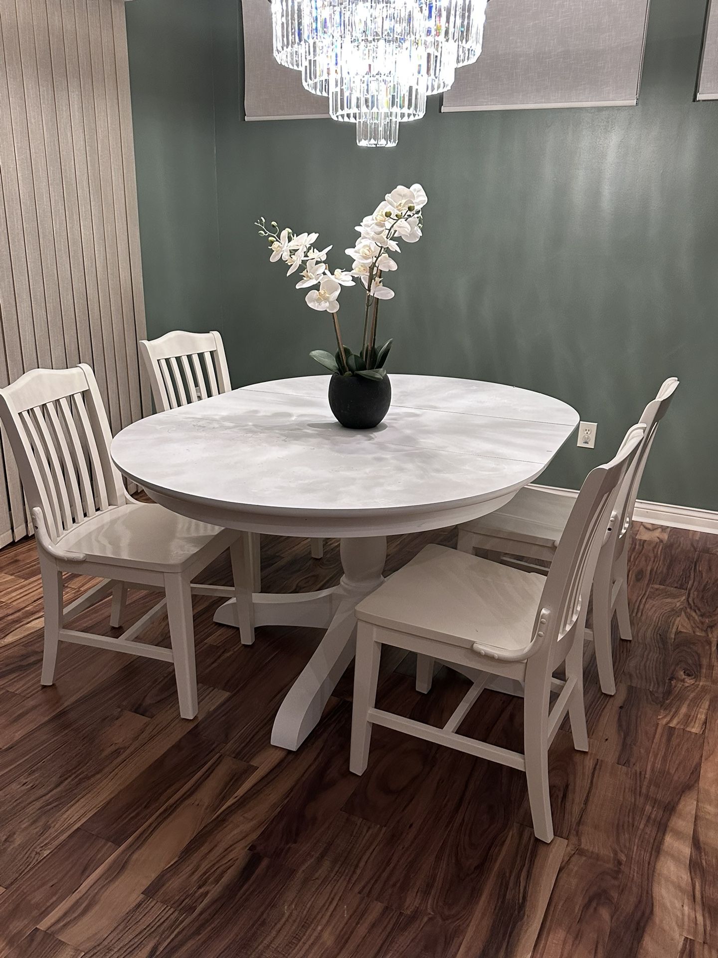Pottery Barn Round Extending Dining Table With 4 Chairs 