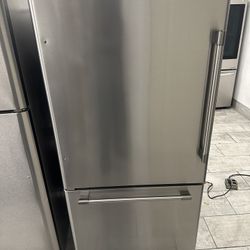 Maytag 33-in 22.1-cu.ft Bottom Freezer Refrigerator With Ice And Water Stainless Steel 