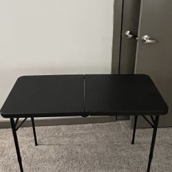 Foldable table