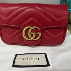 red chain bag
