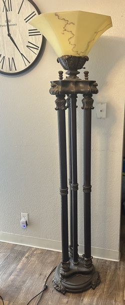 Massive floor lamp