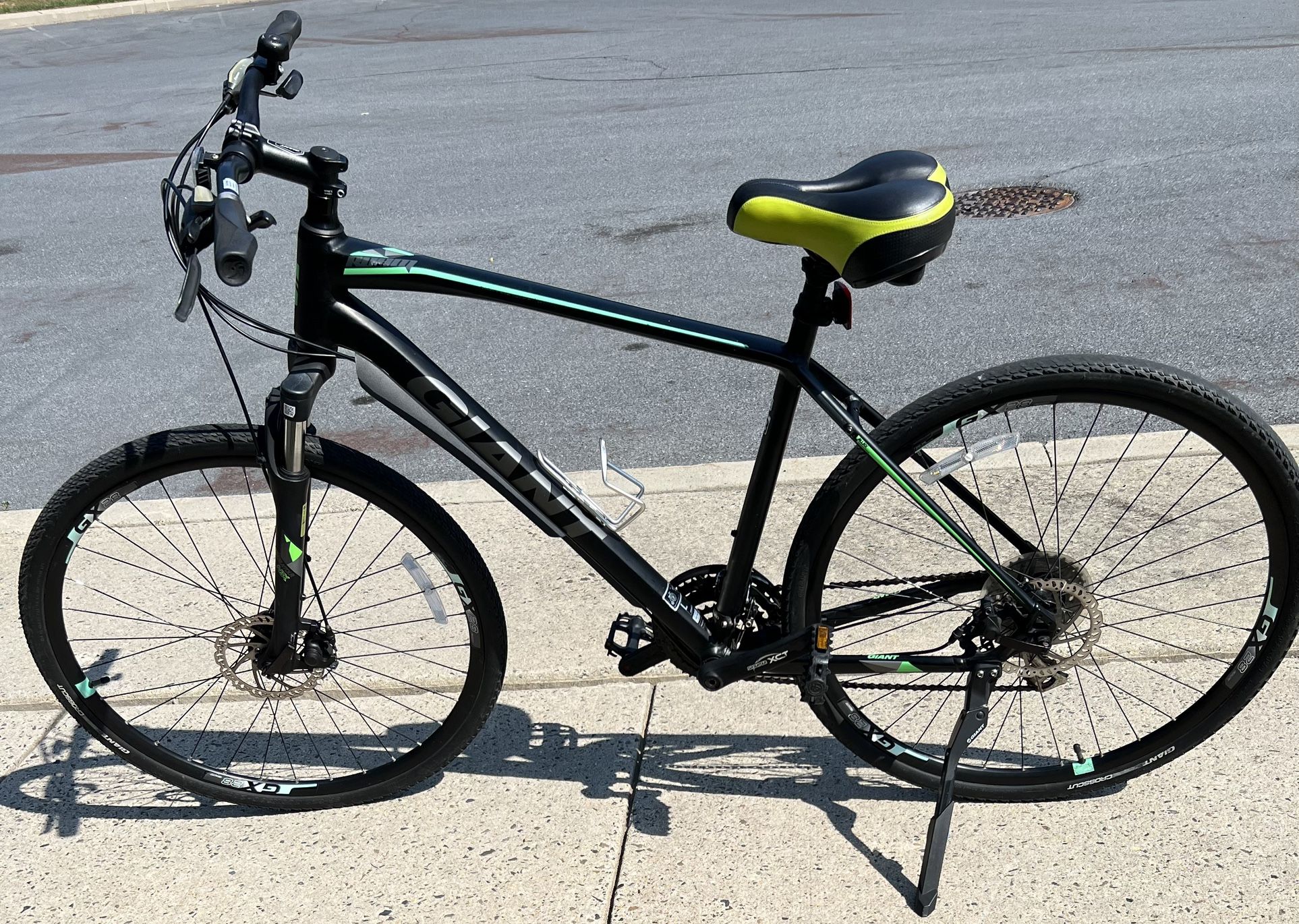 Giant Roam 3 28 Inch Hybrid Bike Mens in Black $350 Or Best Offer 