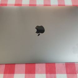 MacBook Pro 2017 13" Retina Display Intel Core , 16gb Ram, 512gb SSD,- High Specs MacBook. Comes with Charger. Software worth $500 installed 