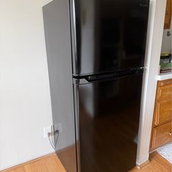Insignia Black Top Freezer Refrigerator