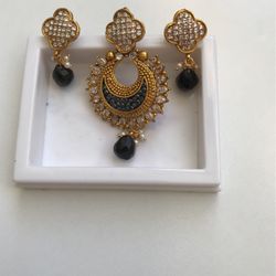 Pendant Set With White & Black Stone