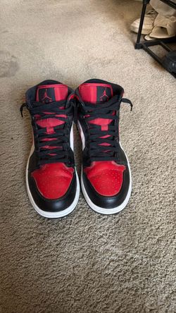 Air Jordan 1 Mid Bred Sneakers