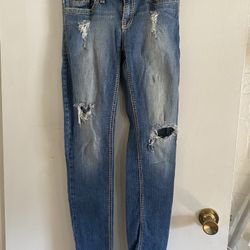 1016. Preowned Junior Ladies Blue Papaya Distressed Jeans Size 7.