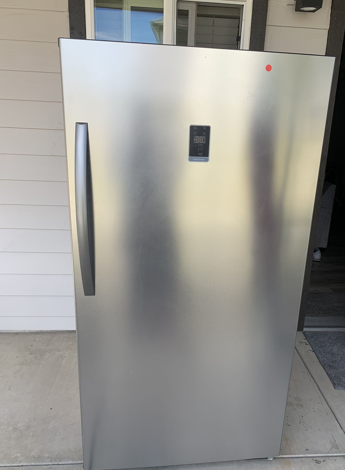 Insignia 17.0 Cu ft Upright Freezer