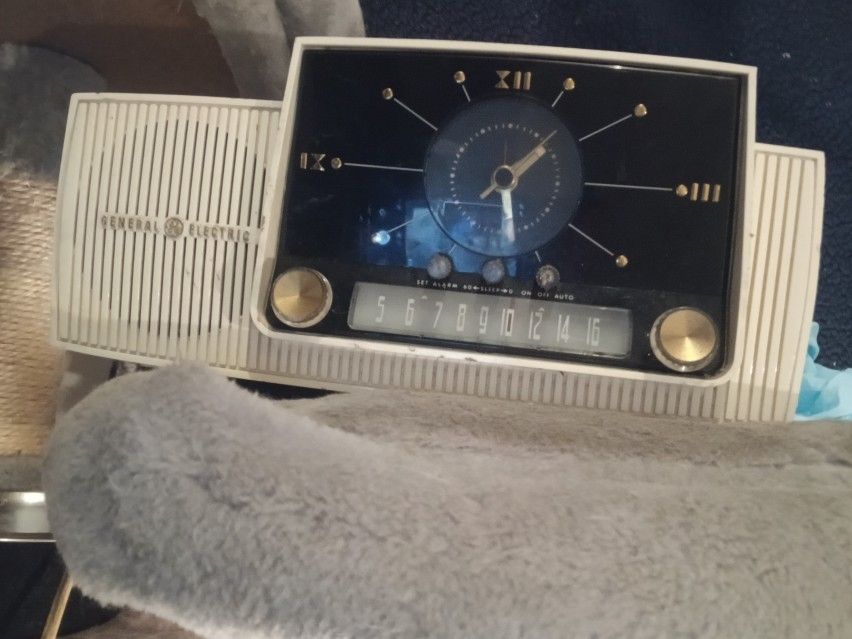 Antique Classic AM FM Table Clock