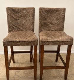 2 bar stools