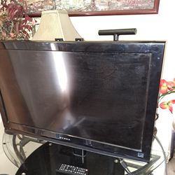 DYNEX 32 INCH TV NOT SMART TV WITH CONTROL 