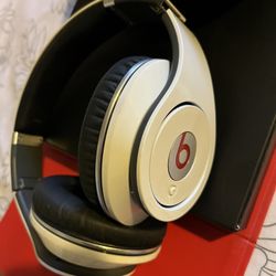 Studio Beats With Wire