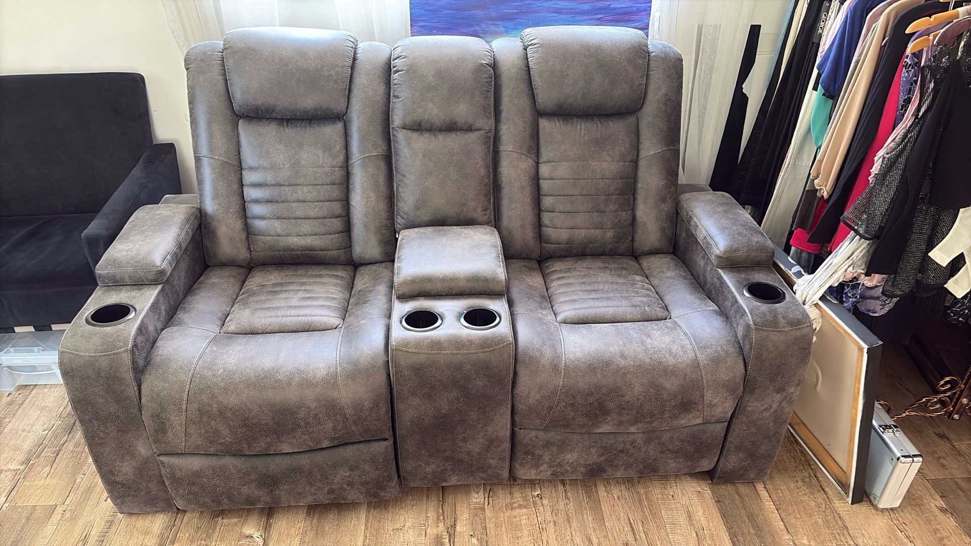 Recliner Love Seat New  Very Comfortable