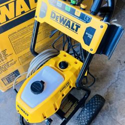 DeWalt 2400 PSI 1.1 GPM Cold Water Electric Pressure Washer. (No gun missing one nozzle) $275 Location: Arlington  Se Habla Español