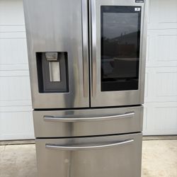 Samsung Family Hub 27.7 cu. ft. 4-Door French Door Refrigerator RF28R7551SR