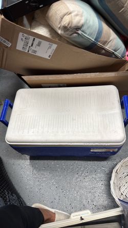 Igloo Hard Cooler Blue and White