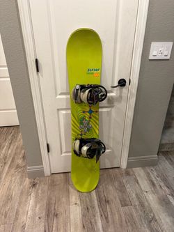 BURTON SNOWBOARD WITH BINDINGS 137cm