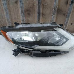 2017-2019 Nissan Rogue Headlight Passenger Right Side OEM 