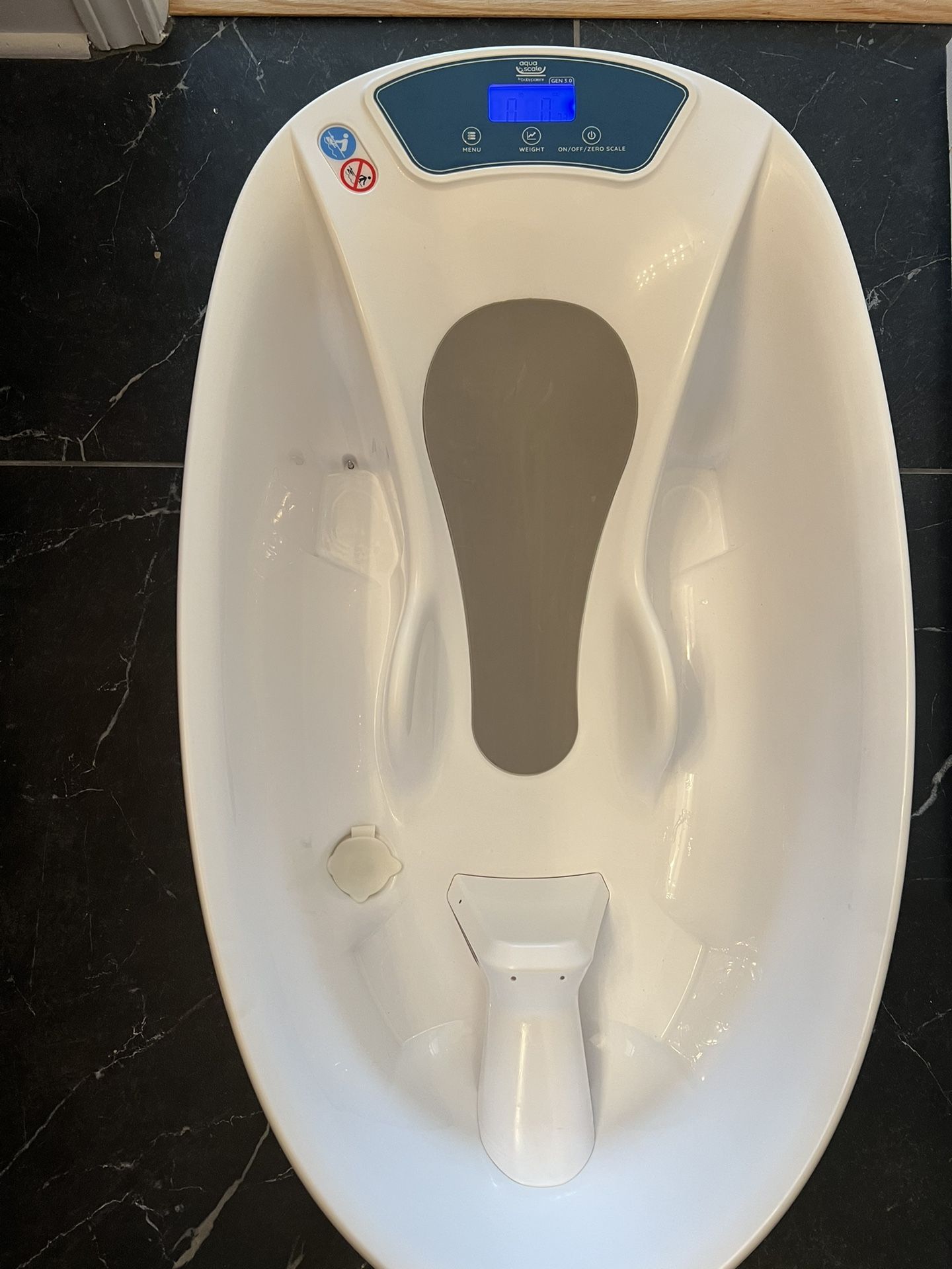 Aqua scale baby bathtub