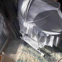 Gently Used Unisex Baby Bassinet 