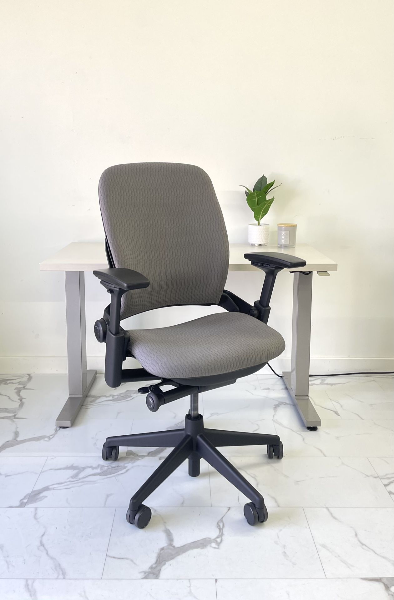 LIKE NEW STEELCASE LEAP V2 CHAIR FULLY LOADED WITH ADJUSTABLE