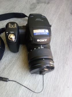 Sony digital camera DSC-R1 only needs charger