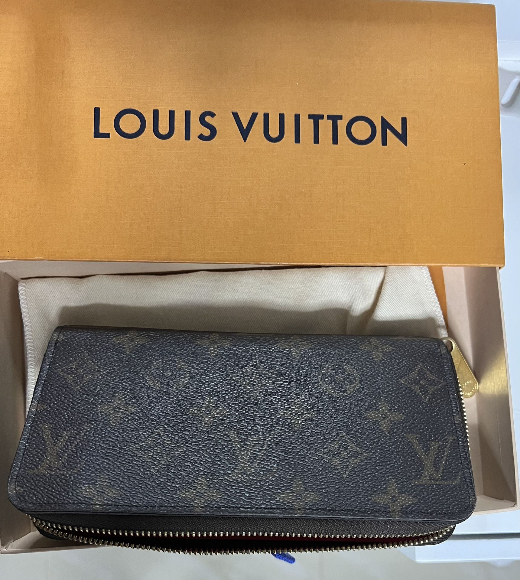 Lv Zippy Wallet Like New  Original Have Proof 