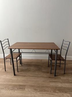 Kitchen table with 2 chairs