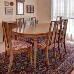 Dinning Room Table And Chairs  Great Condition 