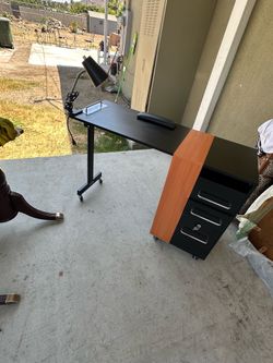 Folding manicure table