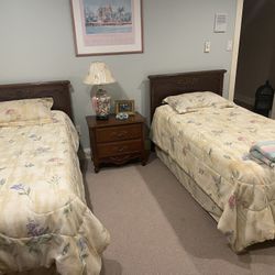 Antique Cherry Twin Bedroom Set 