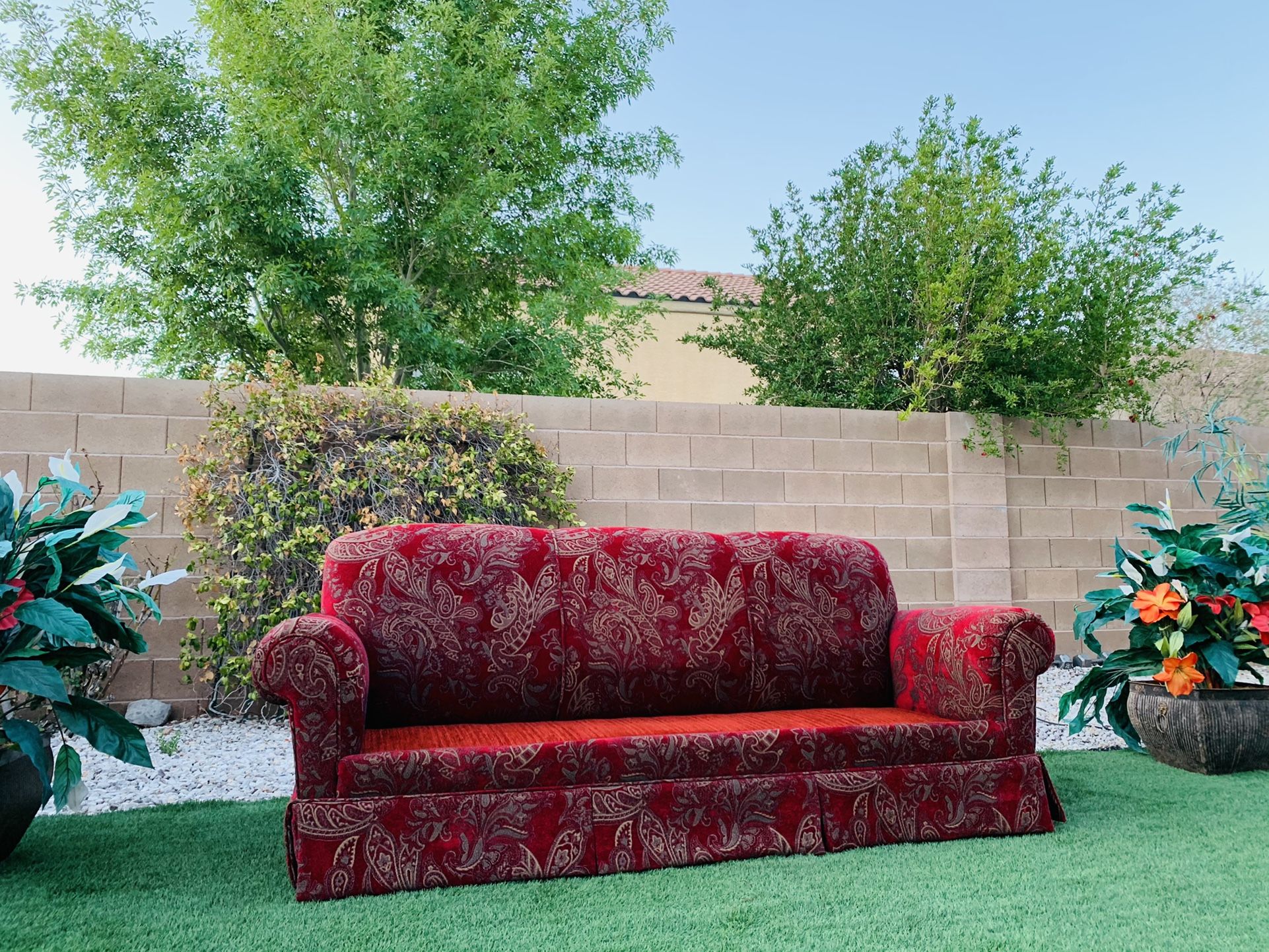 BEAUTIFUL LIVING ROOM SET ( GENTLY USED 🥰👌🏻 ) FREE DELIVERY 🚛 FIRM PRICE $1250 ( RED COLOR ) SMOKE/PETS FREE 🥰